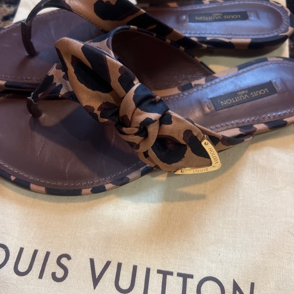 Louis Vuitton 37 flat sandal with animal print thong and bow - Picture 3 of 5